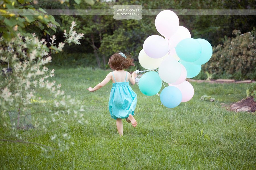 Kansas City, MO Natural Family Portraits – Backyard Photography with Balloons!