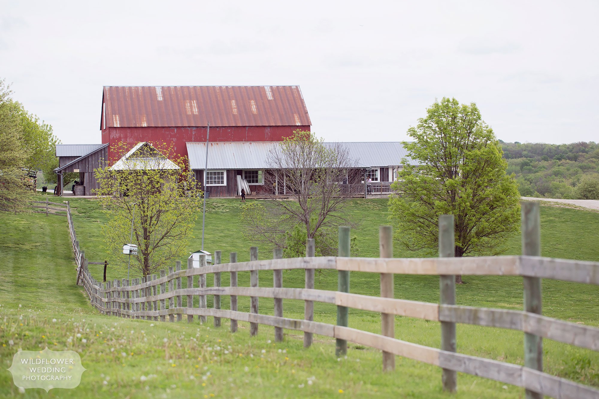 This place is the perfect natural and outdoor barn wedding venue just north of Kansas City.