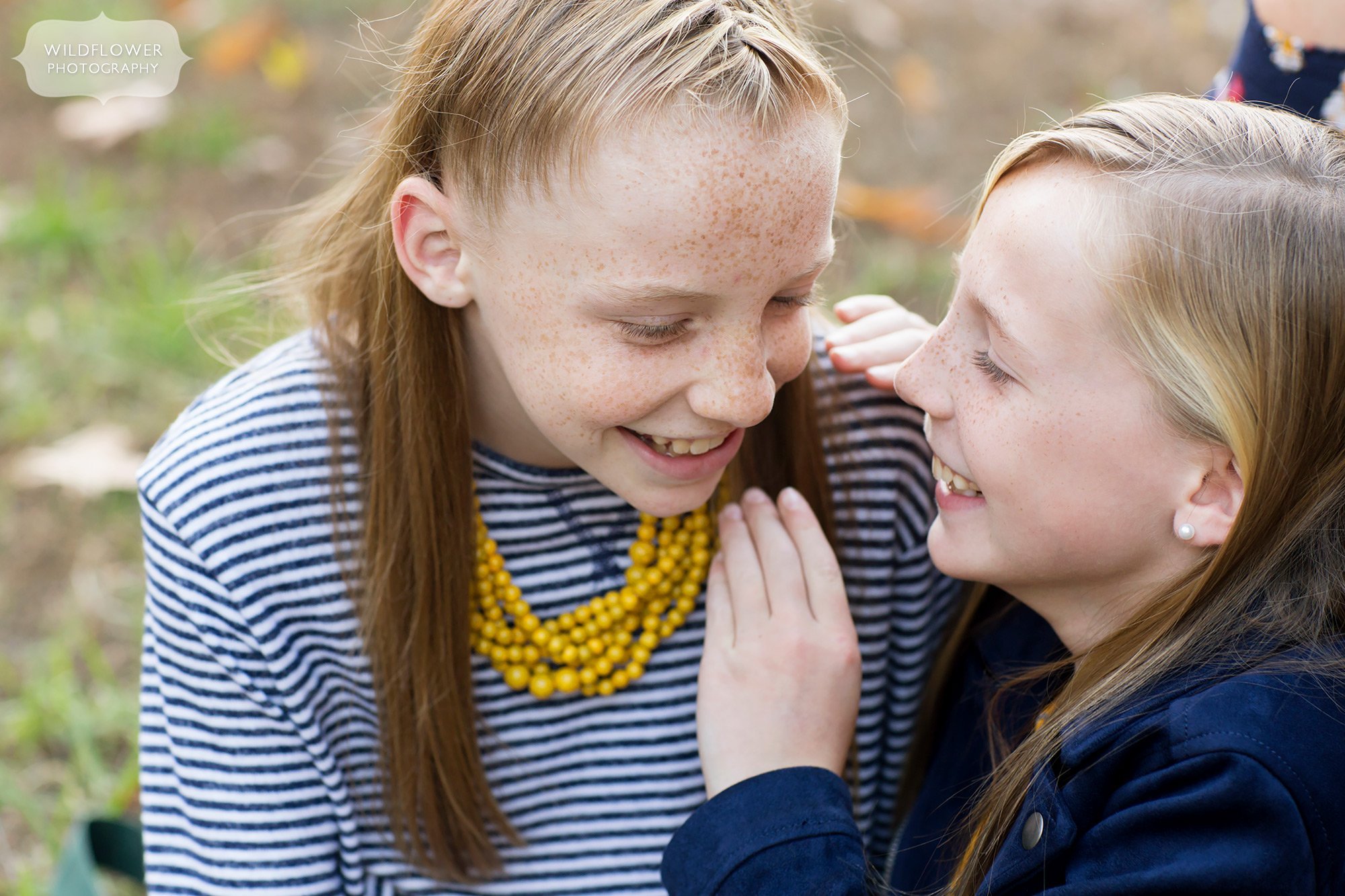 Sisters telling secrets during this sweet family photo session in Como.