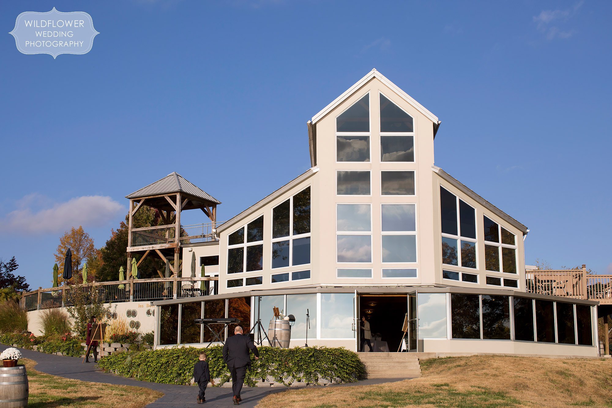 This Les Bourgeois October wedding venue is set on the Missouri River.