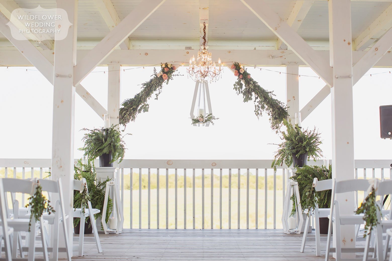 Stunning porch wedding venue in mid-Missouri.